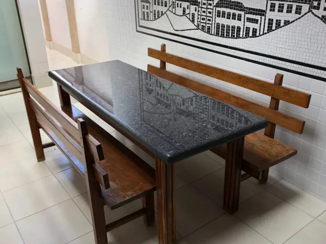 MESA COM BANCOS