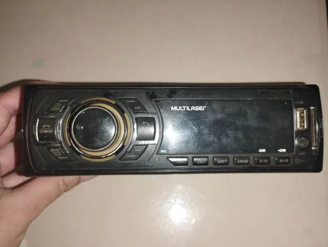 Rádio de carro.