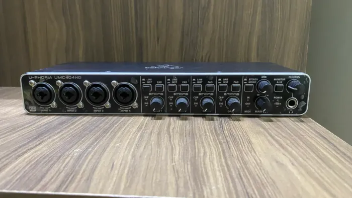 nterface de áudio Behringer U-Phoria UMC404HD