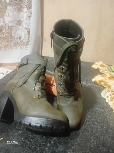 Vende uma botas foi usado poucas vezes por 130 reais,  número 35