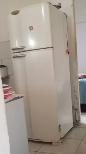 Vendo geladeira funcionando somente o congelador