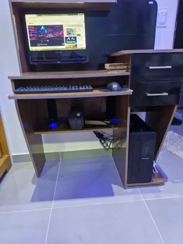Computador 4giga mil ram tela 18  vai com mesa cadeira
