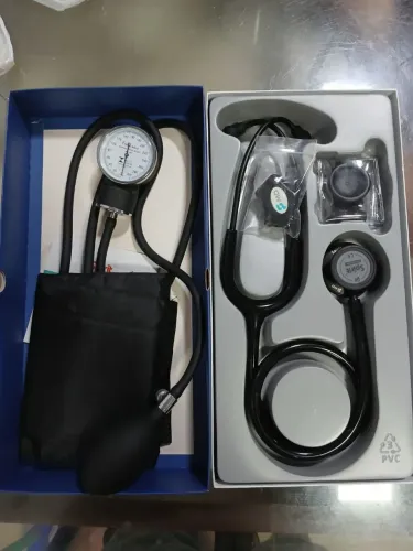 Kit estetoscópio e esfigmomanômetro 750$