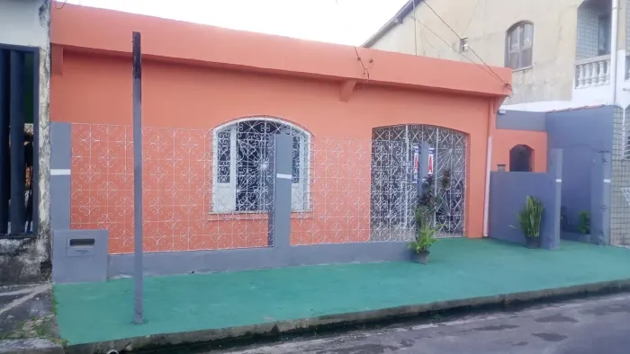 02 casas reformadas, bem localizados, boa para ganhar dinheiro alugare morar.
