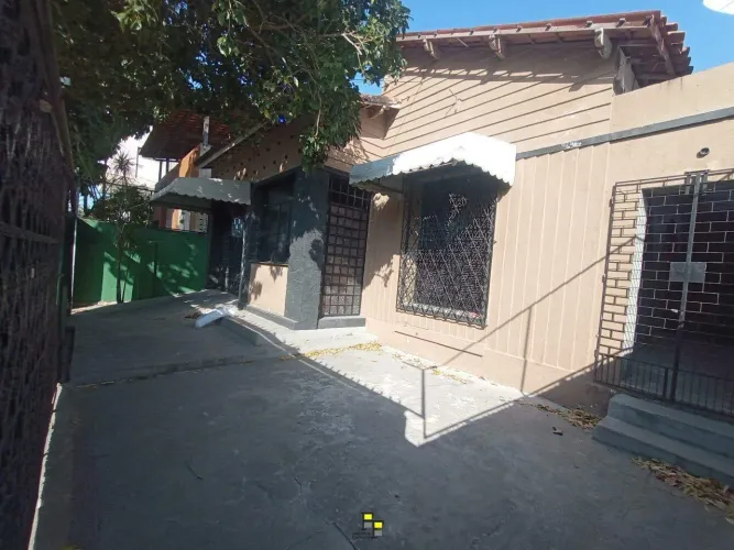 Benfica Casa Plana 200m², 3 quartos, 2 WC's, cozinha, varanda, isolada, 2 vagas de garagem