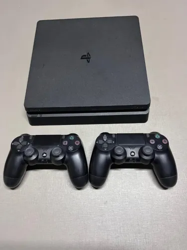 PS4 Slim 1TB + 2 Controles Originais + 3 Jogos à Escolha | Impecável