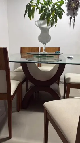 Mesa em vidro quadrada de seis cadeiras com base em madeira