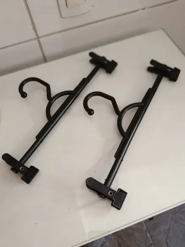 Cabides de Plástico Preto com Presilhas Reguláveis