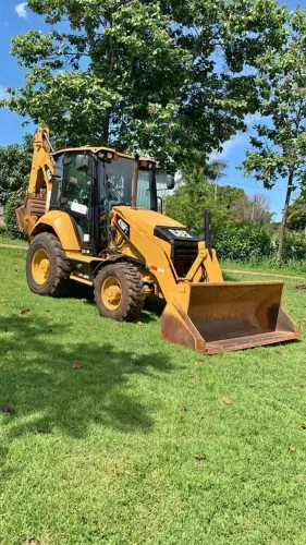 Retroescavadeira Caterpillar