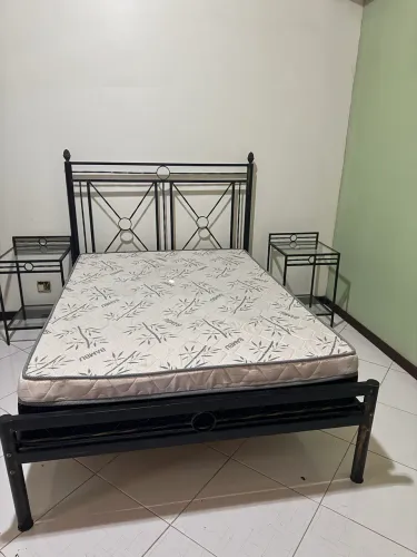 Conjunto de Quarto Casal - Cama de Ferro + Colchão + 2 Mesas de Cabeceira