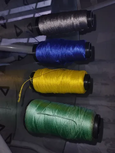 4 Linhas de crochê, nas cores, azul, dourado, verde e cinza, já usada.