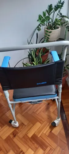 Cadeira de banho Dellamed 50 Pouco usada R$350 reais.