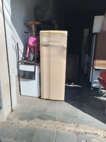 Vendo  esta geladeira  marca consul 300 lts.