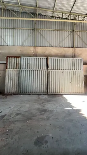 Portão grande de ferro