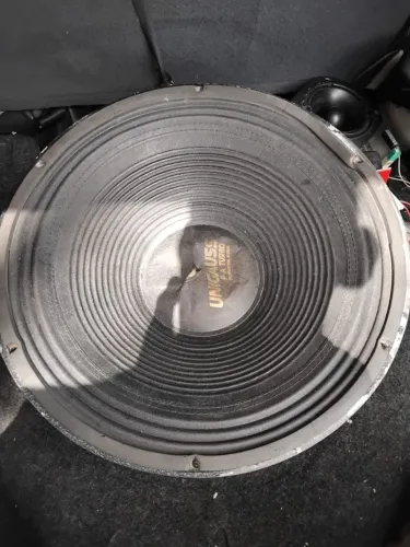 Troco um altofalante 15 Pol de 800 rms da eros em um de 10 pol de 510 rms eros um no outro