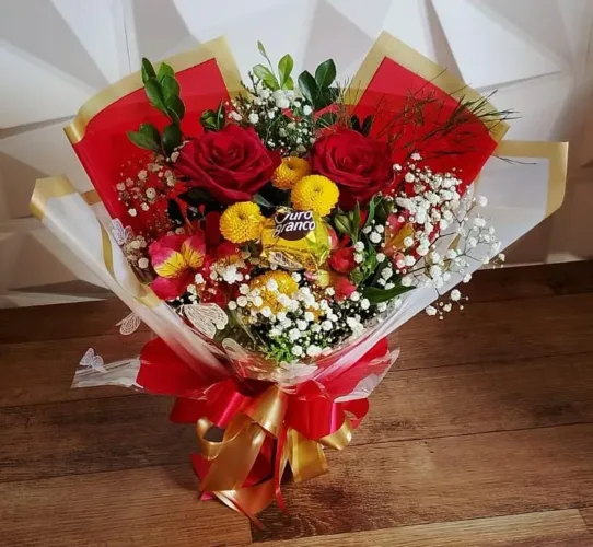 Buquê de 2 rosas + 1 bombom 