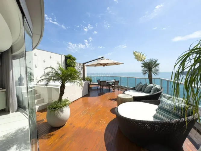 Apartamento com Terraço e Hidro de Frente para o Mar com 220 m2 privativos em Balneário Ca
