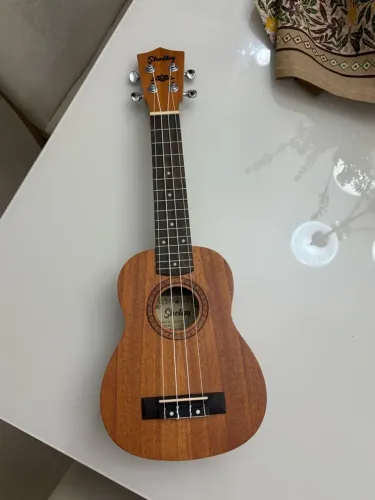 Ukulele Shelby em excelente estado de conservação