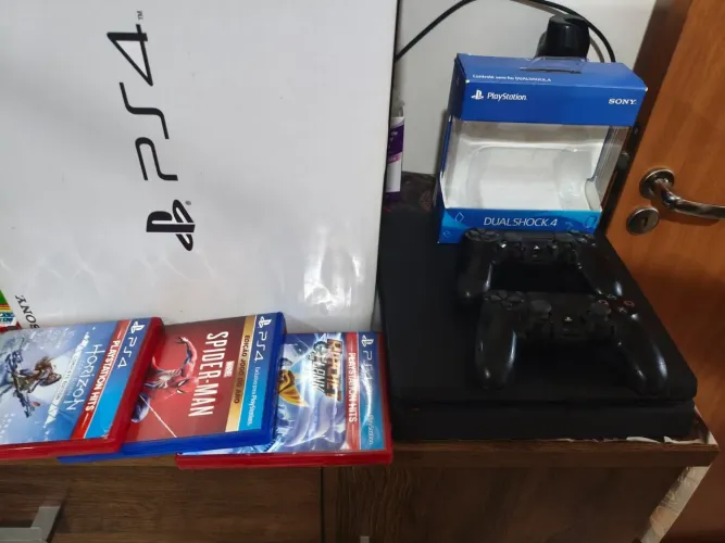 Vendo Playstation 4 + 3 jogos e 2 controles