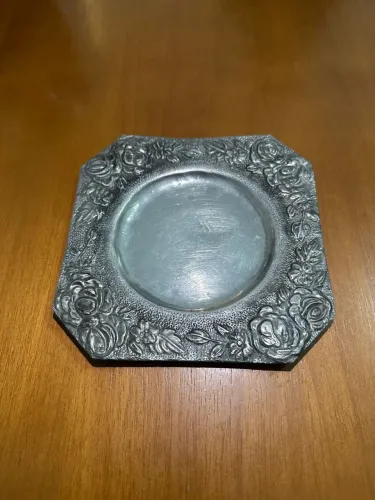 Bandeja de níquel revestida em prata com detalhes de flores