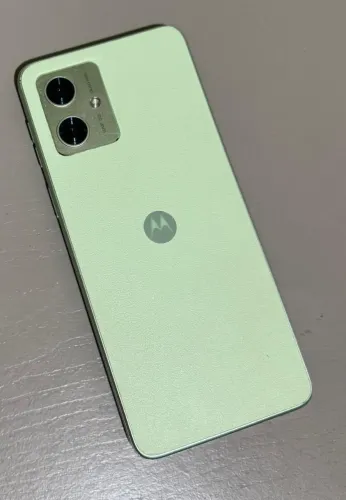 Motorola Moto G54 5G na cor verde com acabamento em couro vegano.