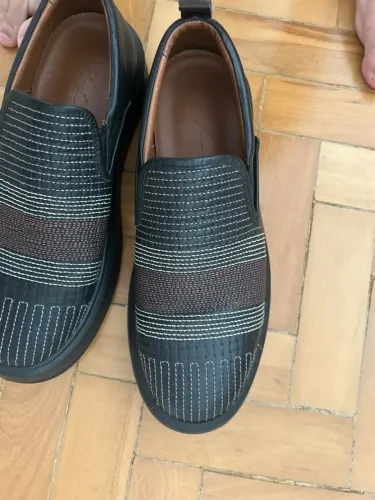 Vendo sapato masculino da marca Jefs, modelo slip-on, preto com detalhes bordados