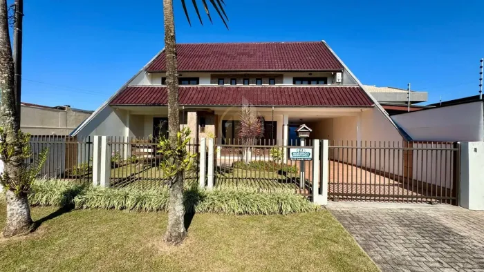 Sobrado à Venda em Piçarras - Guaratuba, PR