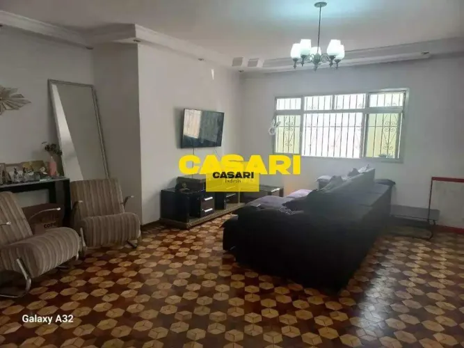Casa para Locação no Rudge Ramos com 300m², 3 Quartos, Espaço Gourmet e Até 6 Vagas