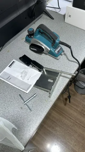 Plaina Elétrica Makita Profissional Ferramenta de Plainar Madeira PB0800 127V 