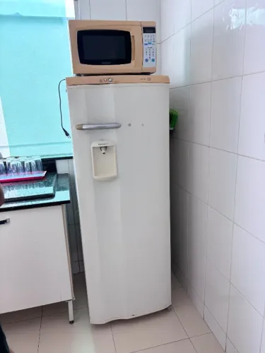Geladeira e microondas
