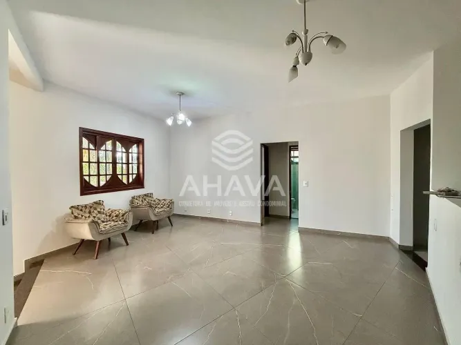 Casa com 2 Quartos sendo 1 Suíte para Locação, 150m², Bairro Minas Caixa, próximo à Avenid
