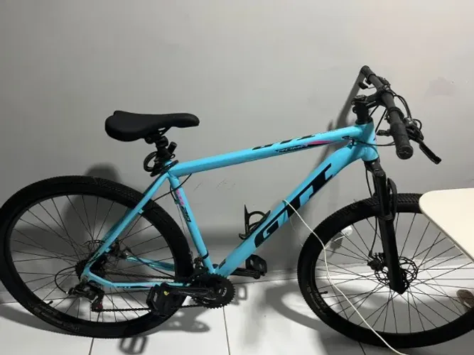 Bike GTI aro 29, pouquíssimos Usos. Tem capacete incluso.