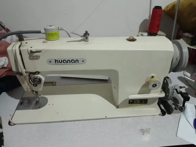 Vendo máquina costura reta industrial Huanan ótimo estado de conservação