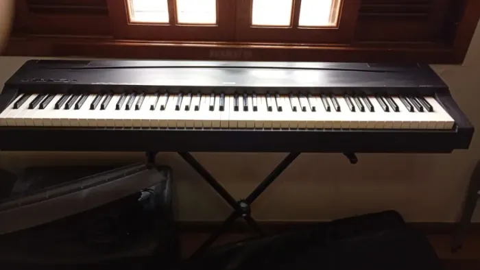 Piano Yamaha 7 oitavas, pedal, bag bateria e suporte