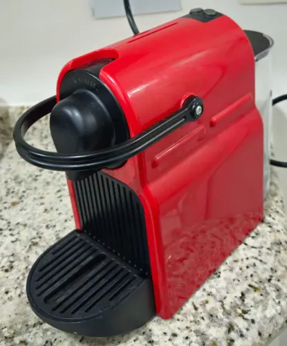 Cefeteira Nespresso Inissia C40 Vermelha