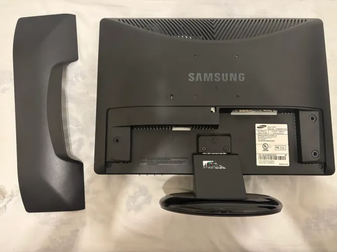 Monitor Samsung Syncmaster 931bw 19 polegadas. Vai com o cabo de energia e cabo de vídeo