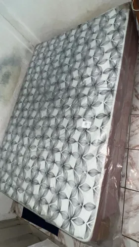 Cama de casal no plástico