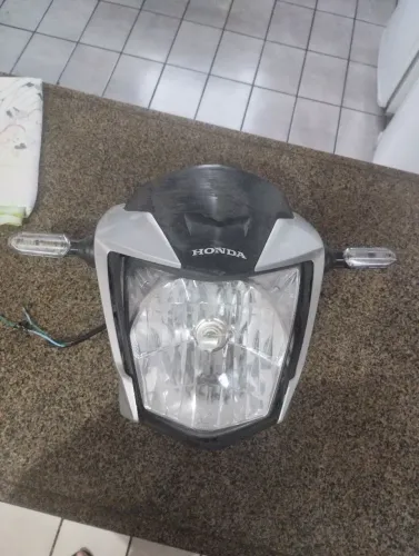 Carenagem do farol completa com farol e setas