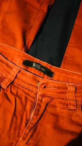 Calça taco vermelha, 2 bermudas pretas e 2 camisetas seminovas 
