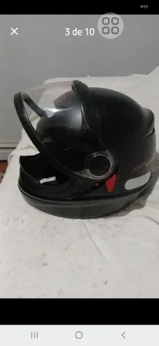 Vendo Capacete, protetores de mãos e paralama.