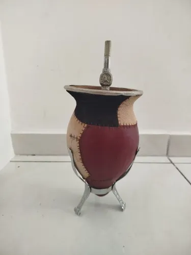 Cuia para Chimarrão decorada com couro (antiga)