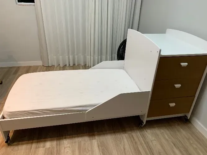 Berço/ cama com cômoda embutida
