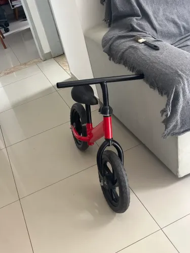 Bicicleta sem pedal infantil vermelha