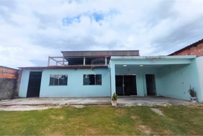 Casa com 3 quartos, e garagem para 6 carros, á 300m da Av das Torres, Flores, Manaus-AM.