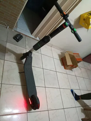 Vende-se Patinete elétrico semi novo, chega a 30km e aguenta 120kg. Única dona!