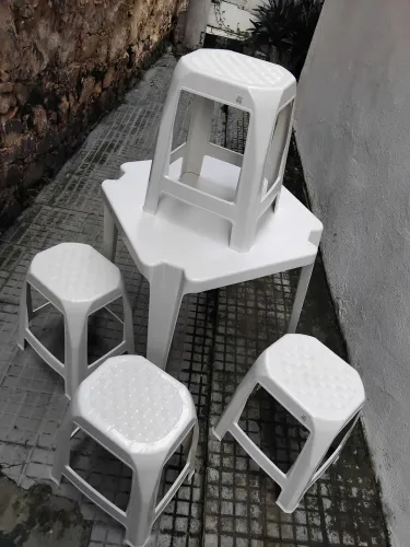 Cadeira Plástica CONJUNTO 01 BANQUETAS + 01 Mesa PERSONA 54Tup MEGAM