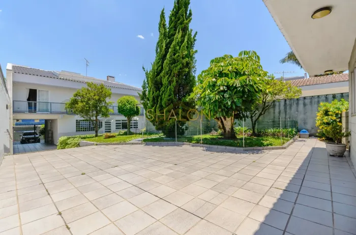 CASA FRENTE RUA, RESIDENCIAL OU COMERCIAL, AMPLO ESPAÇO, JARDIM E QUINTAL, PORTÃO, CURITIB