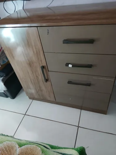 Cômoda 4 gavetas 1 porta