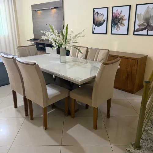 Mesa de Jantar com Buffet e 6 cadeiras estofadas em suede Off White