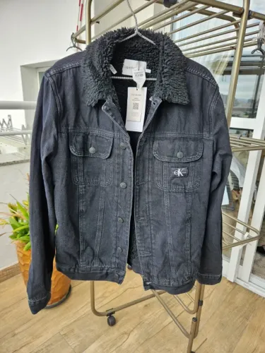 Jaqueta Calvin Klein Jeans Trucker Denim Inner Sherpa Preta NOVA tam. M cód. CM3OS64OJ059